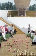 10.06.1979, Kraków, Polska.
Pierwsza pielgrzymka papieża Jana Pawła II do Polski w dniach 2-10 czerwca 1979 roku. Msza święta sprawowana przez Ojca Świętego na Błoniach Krakowskich, widok na ołtarz.
Fot. Edward Grochowicz, zbiory Ośrodka KARTA