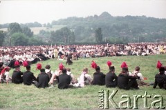 10.06.1979, Kraków, Polska.
Pierwsza pielgrzymka papieża Jana Pawła II do Polski w dniach 2-10 czerwca 1979 roku. Wierni na mszy świętej sprawowanej przez Ojca Świętego na Błoniach Krakowskich. 
Fot. Edward Grochowicz, zbiory Ośrodka KARTA