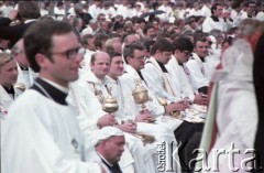 10.06.1979, Kraków, Polska.
Pierwsza pielgrzymka papieża Jana Pawła II do Polski w dniach 2-10 czerwca 1979 roku.
Księża na mszy świętej sprawowanej przez Ojca Świętego na Błoniach Krakowskich. 
Fot. Edward Grochowicz, zbiory Ośrodka KARTA