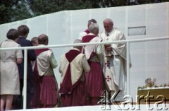 10.06.1979, Kraków, Polska.
Pierwsza pielgrzymka papieża Jana Pawła II do Polski w dniach 2-10 czerwca 1979 roku. Msza święta sprawowana przez Ojca Świętego na Błoniach Krakowskich, papież udziela komunii świętej.
Fot. Edward Grochowicz, zbiory Ośrodka KARTA