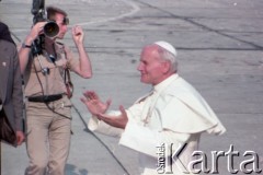 10.06.1979, Kraków, Polska.
Pierwsza pielgrzymka papieża Jana Pawła II do Polski w dniach 2-10 czerwca 1979 roku. Ojciec Święty podczas ceremonii pożegnalnej na lotnisku w Balicach.
Fot. Edward Grochowicz, zbiory Ośrodka KARTA