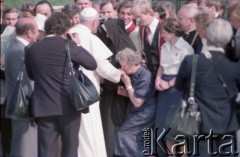10.06.1979, Kraków, Polska.
Pierwsza pielgrzymka papieża Jana Pawła II do Polski w dniach 2-10 czerwca 1979 roku. Ojciec Święty żegna się z wiernymi na lotnisku w Balicach. 
Fot. Edward Grochowicz, zbiory Ośrodka KARTA
