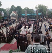 7.06.1979, Kalwaria Zebrzydowska, Polska.
Pierwsza pielgrzymka papieża Jana Pawła II do Polski w dniach 2-10 czerwca 1979 roku. Ojciec Święty przybywa do sanktuarium pasyjno-maryjnego oo. bernardynów.
Fot. Edward Grochowicz, zbiory Ośrodka KARTA
