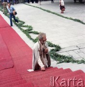7.06.1979, Kalwaria Zebrzydowska, Polska.
Pierwsza pielgrzymka papieża Jana Pawła II do Polski w dniach 2-10 czerwca 1979 roku. Mężczyzna klęczący na schodach bazyliki pw. Matki Bożej Anielskiej w dniu wizyty Ojca Świętego.
Fot. Edward Grochowicz, zbiory Ośrodka KARTA
