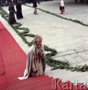 7.06.1979, Kalwaria Zebrzydowska, Polska.
Pierwsza pielgrzymka papieża Jana Pawła II do Polski w dniach 2-10 czerwca 1979 roku. Mężczyzna klęczący na schodach bazyliki pw. Matki Bożej Anielskiej w dniu wizyty Ojca Świętego.
Fot. Edward Grochowicz, zbiory Ośrodka KARTA
