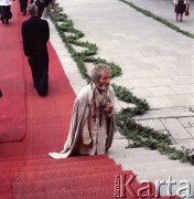 7.06.1979, Kalwaria Zebrzydowska, Polska.
Pierwsza pielgrzymka papieża Jana Pawła II do Polski w dniach 2-10 czerwca 1979 roku. Mężczyzna klęczący na schodach bazyliki pw. Matki Bożej Anielskiej w dniu wizyty Ojca Świętego.
Fot. Edward Grochowicz, zbiory Ośrodka KARTA
