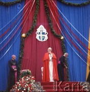7.06.1979, Kalwaria Zebrzydowska, Polska.
Pierwsza pielgrzymka papieża Jana Pawła II do Polski w dniach 2-10 czerwca 1979 roku. Ojciec Święty w sanktuarium pasyjno-maryjnym oo. bernardynów. Z lewej prefekt Domu Papieskiego biskup Jacques Martin.
Fot. Edward Grochowicz, zbiory Ośrodka KARTA 
