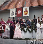 7.06.1979, Kalwaria Zebrzydowska, Polska.
Pierwsza pielgrzymka papieża Jana Pawła II do Polski w dniach 2-10 czerwca 1979 roku. Wierni i biskupi podczas spotkania z Ojcem Świętym  w sanktuarium pasyjno-maryjnym oo. bernardynów. 
Fot. Edward Grochowicz, zbiory Ośrodka KARTA 

