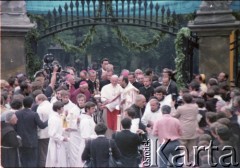 7.06.1979, Kalwaria Zebrzydowska, Polska.
Pierwsza pielgrzymka papieża Jana Pawła II do Polski w dniach 2-10 czerwca 1979 roku. Przybycie Ojca Świętego do sanktuarium pasyjno-maryjnego oo. bernardynów. Za Janem Pawłem II (od lewej): metropolita krakowski arcybiskup Franciszek Macharski, prefekt Domu Papieskiego biskup Jacques Martin, papieski ceremoniarz John Magee, prałat antykamery papieskiej ksiądz Juliusz Paetz, sekretarz Ojca Świętego ksiądz Stanisław Dziwisz.
Fot. Edward Grochowicz, zbiory Ośrodka KARTA
