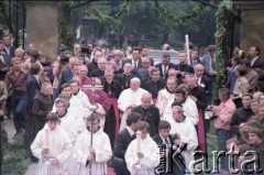 7.06.1979, Kalwaria Zebrzydowska, Polska.
Pierwsza pielgrzymka papieża Jana Pawła II do Polski w dniach 2-10 czerwca 1979 roku. Przybycie Ojca Świętego do sanktuarium pasyjno-maryjnego oo. bernardynów. Za Janem Pawłem II z lewej metropolita krakowski arcybiskup Franciszek Macharski, w głębi prefekt Domu Papieskiego biskup Jacques Martin, z prawej prałat antykamery papieskiej ksiądz Juliusz Paetz, z przodu z prawej fotograf Arturo Mari.
Fot. Edward Grochowicz, zbiory Ośrodka KARTA

