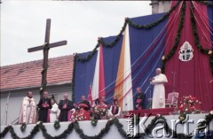 7.06.1979, Kalwaria Zebrzydowska, Polska.
Pierwsza pielgrzymka papieża Jana Pawła II do Polski w dniach 2-10 czerwca 1979 roku. Spotkanie Ojca Świętego z wiernymi przed sanktuarium pasyjno-maryjnego oo. bernardynów. Papieżowi towarzyszą: metropolita krakowski arcybiskup Franciszek Macharski (2. z lewej), dalej na prawo: sekretarz stanu Stolicy Apostolskiej arcybiskup Agostino Casaroli, papieski ceremoniarz John Magee, sekretarz Ojca Świętego ksiądz Stanisław Dziwisz, prefekt Domu Papieskiego biskup Jacques Martin.
Fot. Edward Grochowicz, zbiory Ośrodka KARTA
