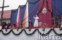 7.06.1979, Kalwaria Zebrzydowska, Polska.
Pierwsza pielgrzymka papieża Jana Pawła II do Polski w dniach 2-10 czerwca 1979 roku. Spotkanie Ojca Świętego z wiernymi przed sanktuarium pasyjno-maryjnego oo. bernardynów. Na ołtarzu od lewej: metropolita krakowski arcybiskup Franciszek Macharski, sekretarz stanu Stolicy Apostolskiej arcybiskup Agostino Casaroli, papieski ceremoniarz John Magee, sekretarz Ojca Świętego ksiądz Stanisław Dziwisz, prefekt Domu Papieskiego biskup Jacques Martin.
Fot. Edward Grochowicz, zbiory Ośrodka KARTA
