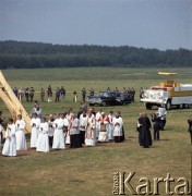 8.06.1979, Nowy Targ, Polska.
Pierwsza pielgrzymka papieża Jana Pawła II do Polski w dniach 2-10 czerwca 1979 roku. Ojciec Święty w otoczeniu duchowieństwa przy ołtarzu polowym zbudowanym na terenie lotniska.
Fot. Edward Grochowicz, zbiory Ośrodka KARTA