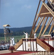 8.06.1979, Nowy Targ, Polska.
Pierwsza pielgrzymka papieża Jana Pawła II do Polski w dniach 2-10 czerwca 1979 roku. Ojciec Święty na ołtarzu wita się z wiernymi.
Fot. Edward Grochowicz, zbiory Ośrodka KARTA