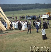 8.06.1979, Nowy Targ, Polska.
Pierwsza pielgrzymka papieża Jana Pawła II do Polski w dniach 2-10 czerwca 1979 roku. Ojciec Święty w otoczeniu duchowieństwa przy ołtarzu polowym zbudowanym na terenie lotniska.
Fot. Edward Grochowicz, zbiory Ośrodka KARTA