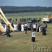 8.06.1979, Nowy Targ, Polska.
Pierwsza pielgrzymka papieża Jana Pawła II do Polski w dniach 2-10 czerwca 1979 roku. Ojciec Święty w otoczeniu duchowieństwa przy ołtarzu polowym zbudowanym na terenie lotniska.
Fot. Edward Grochowicz, zbiory Ośrodka KARTA