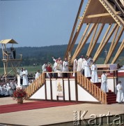 8.06.1979, Nowy Targ, Polska.
Pierwsza pielgrzymka papieża Jana Pawła II do Polski w dniach 2-10 czerwca 1979 roku. Ojciec Święty pozdrawia wiernych.
Fot. Edward Grochowicz, zbiory Ośrodka KARTA