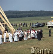 8.06.1979, Nowy Targ, Polska.
Pierwsza pielgrzymka papieża Jana Pawła II do Polski w dniach 2-10 czerwca 1979 roku. Ojciec Święty w otoczeniu duchowieństwa przy ołtarzu polowym zbudowanym na terenie lotniska.
Fot. Edward Grochowicz, zbiory Ośrodka KARTA