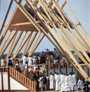 8.06.1979, Nowy Targ, Polska.
Pierwsza pielgrzymka papieża Jana Pawła II do Polski w dniach 2-10 czerwca 1979 roku. Ojciec Święty przyjmuje dary od wiernych.
Fot. Edward Grochowicz, zbiory Ośrodka KARTA