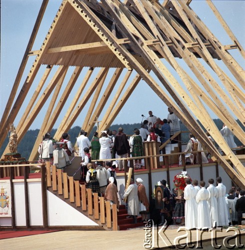 8.06.1979, Nowy Targ, Polska.
Pierwsza pielgrzymka papieża Jana Pawła II do Polski w dniach 2-10 czerwca 1979 roku. Ojciec Święty przyjmuje dary od wiernych.
Fot. Edward Grochowicz, zbiory Ośrodka KARTA