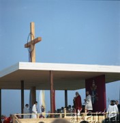 7.06.1979, Oświęcim, Polska.
Pierwsza pielgrzymka papieża Jana Pawła II do Polski w dniach 2-10 czerwca 1979 roku. Msza święta z udziałem Ojca Świętego.
Fot. Edward Grochowicz, zbiory Ośrodka KARTA