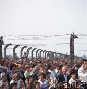 7.06.1979, Oświęcim, Polska.
Pierwsza pielgrzymka papieża Jana Pawła II do Polski w dniach 2-10 czerwca 1979 roku. Wierni podczas mszy świętej z udziałem Ojca Świętego.
Fot. Edward Grochowicz, zbiory Ośrodka KARTA