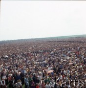 8.06.1979, Nowy Targ, Polska.
Pierwsza pielgrzymka papieża Jana Pawła II do Polski w dniach 2-10 czerwca 1979 roku. Wierni zgromadzeni na mszy świętej z udziałem Ojca Świętego na terenie lotniska.
Fot. Edward Grochowicz, zbiory Ośrodka KARTA