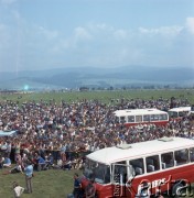 8.06.1979, Nowy Targ, Polska.
Pierwsza pielgrzymka papieża Jana Pawła II do Polski w dniach 2-10 czerwca 1979 roku. Wierni zgromadzeni na lotnisku w Nowym Targu w związku z wizytą Ojca Świętego.
Fot. Edward Grochowicz, zbiory Ośrodka KARTA