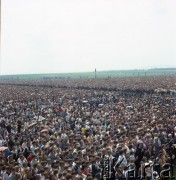 8.06.1979, Nowy Targ, Polska.
Pierwsza pielgrzymka papieża Jana Pawła II do Polski w dniach 2-10 czerwca 1979 roku. Wierni zgromadzeni na mszy świętej z udziałem Ojca Świętego na terenie lotniska.
Fot. Edward Grochowicz, zbiory Ośrodka KARTA