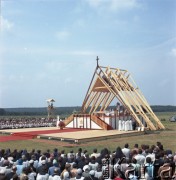 8.06.1979, Nowy Targ, Polska.
Pierwsza pielgrzymka papieża Jana Pawła II do Polski w dniach 2-10 czerwca 1979 roku. Msza święta z udziałem Ojca Świętego.
Fot. Edward Grochowicz, zbiory Ośrodka KARTA