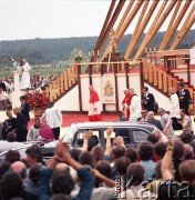 8.06.1979, Nowy Targ, Polska.
Pierwsza pielgrzymka papieża Jana Pawła II do Polski w dniach 2-10 czerwca 1979 roku. Ojciec Święty podczas spotkania z wiernymi.
Fot. Edward Grochowicz, zbiory Ośrodka KARTA
