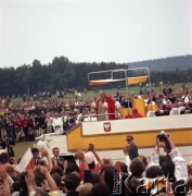 8.06.1979, Nowy Targ, Polska.
Pierwsza pielgrzymka papieża Jana Pawła II do Polski w dniach 2-10 czerwca 1979 roku. Ojciec Święty w papamobile.
Fot. Edward Grochowicz, zbiory Ośrodka KARTA