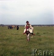 8.06.1979, Nowy Targ, Polska.
Pierwsza pielgrzymka papieża Jana Pawła II do Polski w dniach 2-10 czerwca 1979 roku. Spotkanie Ojca Świętego z wiernymi na terenie lotniska w Nowym Targu. Na zdjęciu mężczyzna w stroju góralskim.
Fot. Edward Grochowicz, zbiory Ośrodka KARTA