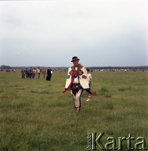 8.06.1979, Nowy Targ, Polska.
Pierwsza pielgrzymka papieża Jana Pawła II do Polski w dniach 2-10 czerwca 1979 roku. Spotkanie Ojca Świętego z wiernymi na terenie lotniska w Nowym Targu. Na zdjęciu mężczyzna w stroju góralskim.
Fot. Edward Grochowicz, zbiory Ośrodka KARTA