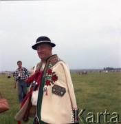 8.06.1979, Nowy Targ, Polska.
Pierwsza pielgrzymka papieża Jana Pawła II do Polski w dniach 2-10 czerwca 1979 roku. Spotkanie Ojca Świętego z wiernymi na terenie lotniska w Nowym Targu. Na zdjęciu mężczyzna w stroju góralskim.
Fot. Edward Grochowicz, zbiory Ośrodka KARTA