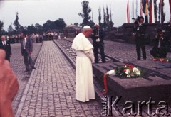 7.06.1979, Oświęcim, Polska.
Pierwsza pielgrzymka papieża Jana Pawła II do Polski w dniach 2-10 czerwca 1979 roku. Ojciec Święty składa hołd ofiarom obozu koncentracyjnego Auschwitz-Birkenau.
Fot. Edward Grochowicz, zbiory Ośrodka KARTA