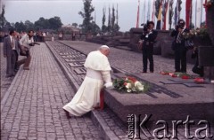 7.06.1979, Oświęcim, Polska.
Pierwsza pielgrzymka papieża Jana Pawła II do Polski w dniach 2-10 czerwca 1979 roku. Ojciec Święty składa hołd ofiarom obozu koncentracyjnego Auschwitz-Birkenau.
Fot. Edward Grochowicz, zbiory Ośrodka KARTA