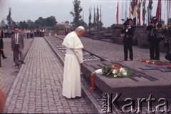 7.06.1979, Oświęcim, Polska.
Pierwsza pielgrzymka papieża Jana Pawła II do Polski w dniach 2-10 czerwca 1979 roku. Ojciec Święty składa hołd ofiarom obozu koncentracyjnego Auschwitz-Birkenau.
Fot. Edward Grochowicz, zbiory Ośrodka KARTA