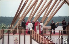 8.06.1979, Nowy Targ, Polska.
Pierwsza pielgrzymka papieża Jana Pawła II do Polski w dniach 2-10 czerwca 1979 roku. Spotkanie Ojca Świętego z wiernymi na lotnisku w Nowym Targu.
Fot. Edward Grochowicz, zbiory Ośrodka KARTA
