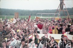 8.06.1979, Nowy Targ, Polska.
Pierwsza pielgrzymka papieża Jana Pawła II do Polski w dniach 2-10 czerwca 1979 roku. Spotkanie z wiernymi na lotnisku w Nowym Targu, Ojciec Święty pozdrawia wiernych z papamobile.
Fot. Edward Grochowicz, zbiory Ośrodka KARTA