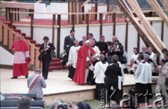 8.06.1979, Nowy Targ, Polska.
Pierwsza pielgrzymka papieża Jana Pawła II do Polski w dniach 2-10 czerwca 1979 roku. Spotkanie Ojca Świętego z wiernymi na lotnisku w Nowym Targu.
Fot. Edward Grochowicz, zbiory Ośrodka KARTA