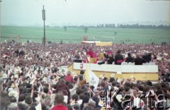 8.06.1979, Nowy Targ, Polska.
Pierwsza pielgrzymka papieża Jana Pawła II do Polski w dniach 2-10 czerwca 1979 roku. Spotkanie z wiernymi na lotnisku w Nowym Targu, Ojciec Święty pozdrawia wiernych z papamobile.
Fot. Edward Grochowicz, zbiory Ośrodka KARTA