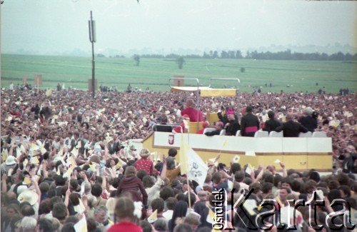 8.06.1979, Nowy Targ, Polska.
Pierwsza pielgrzymka papieża Jana Pawła II do Polski w dniach 2-10 czerwca 1979 roku. Spotkanie z wiernymi na lotnisku w Nowym Targu, Ojciec Święty pozdrawia wiernych z papamobile.
Fot. Edward Grochowicz, zbiory Ośrodka KARTA