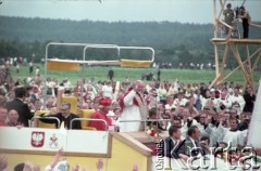 8.06.1979, Nowy Targ, Polska.
Pierwsza pielgrzymka papieża Jana Pawła II do Polski w dniach 2-10 czerwca 1979 roku. Spotkanie z wiernymi na lotnisku w Nowym Targu, Ojciec Święty pozdrawia wiernych z papamobile, towarzyszy mu m.in. metropolita krakowski arcybiskup Franciszek Macharski.
Fot. Edward Grochowicz, zbiory Ośrodka KARTA