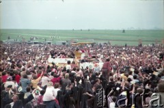 8.06.1979, Nowy Targ, Polska.
Pierwsza pielgrzymka papieża Jana Pawła II do Polski w dniach 2-10 czerwca 1979 roku. Spotkanie z wiernymi na lotnisku w Nowym Targu, Ojciec Święty pozdrawia wiernych z papamobile.
Fot. Edward Grochowicz, zbiory Ośrodka KARTA