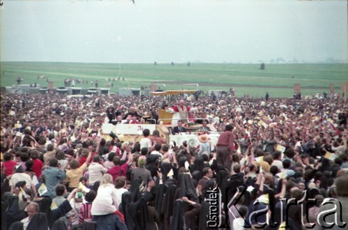 8.06.1979, Nowy Targ, Polska.
Pierwsza pielgrzymka papieża Jana Pawła II do Polski w dniach 2-10 czerwca 1979 roku. Spotkanie z wiernymi na lotnisku w Nowym Targu, Ojciec Święty pozdrawia wiernych z papamobile.
Fot. Edward Grochowicz, zbiory Ośrodka KARTA