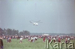 8.06.1979, Nowy Targ, Polska.
Pierwsza pielgrzymka papieża Jana Pawła II do Polski w dniach 2-10 czerwca 1979 roku. Helikopter z Ojcem Świętym na pokładzie ląduje na lotnisku w Nowym Targu.
Fot. Edward Grochowicz, zbiory Ośrodka KARTA