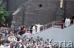 9.06.1979, Kraków, Polska.
Pierwsza pielgrzymka papieża Jana Pawła II do Polski w dniach 2-10 czerwca 1979 roku. Ojciec Święty na terenie opactwa cystersów w Mogile.
Fot. Edward Grochowicz, zbiory Ośrodka KARTA