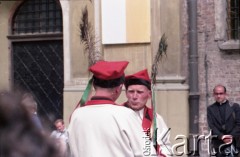 9.06.1979, Kraków, Polska.
Pierwsza pielgrzymka papieża Jana Pawła II do Polski w dniach 2-10 czerwca 1979 roku. Mężczyźni w strojach krakowskich podczas wizyty Ojca Świętego w opactwie cystersów w Mogile.
Fot. Edward Grochowicz, zbiory Ośrodka KARTA