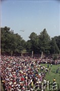 9.06.1979, Kraków, Polska.
Pierwsza pielgrzymka papieża Jana Pawła II do Polski w dniach 2-10 czerwca 1979 roku. Helikopter z Ojcem Świętym na pokładzie ląduje w pobliżu opactwa cystersów w Mogile.
Fot. Edward Grochowicz, zbiory Ośrodka KARTA